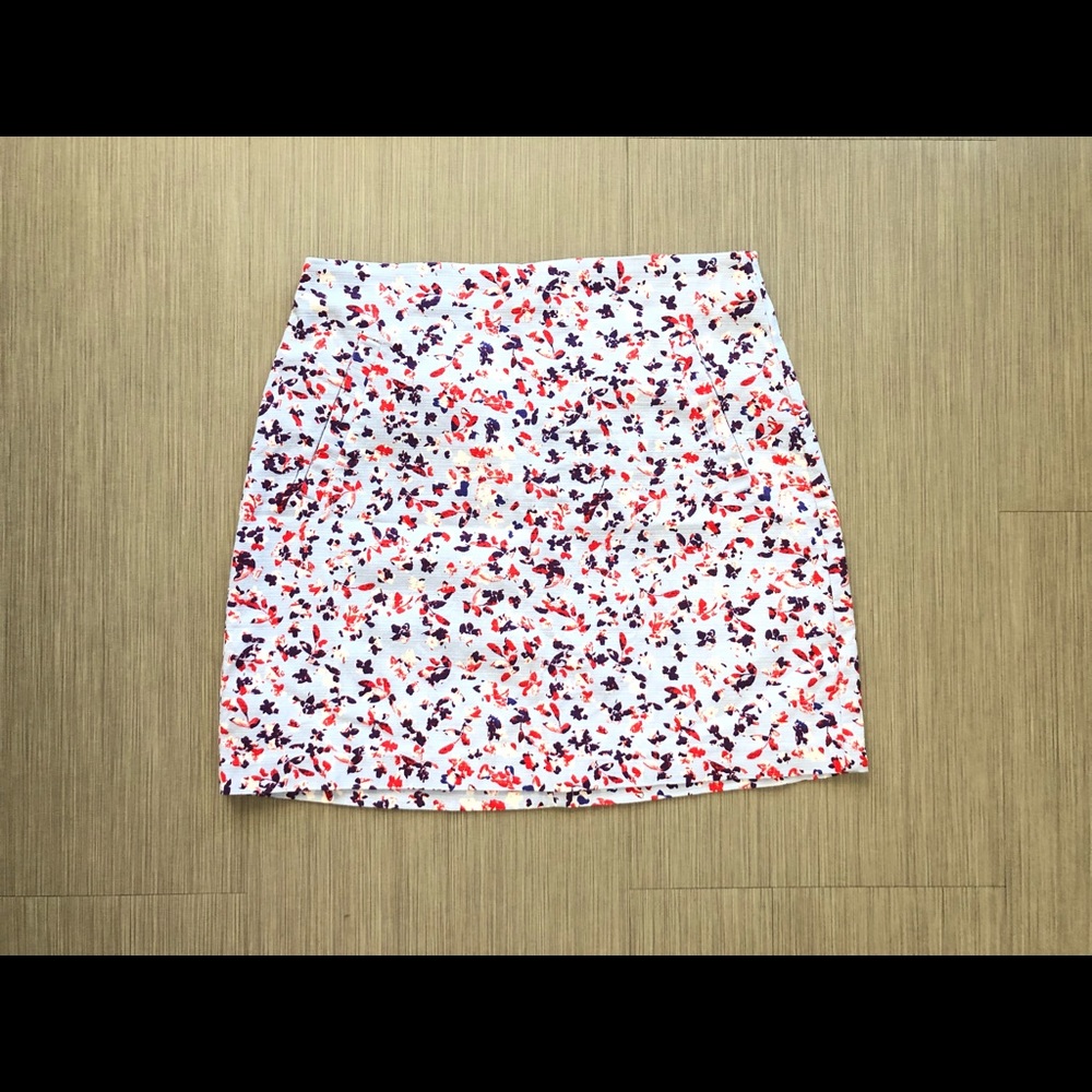 NWOT FLORAL SKIRT SIZE LARGE
